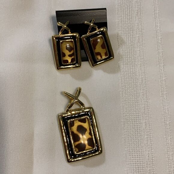 Goldtone choker and matching earrings set with animal print detail - Picture 2 of 6